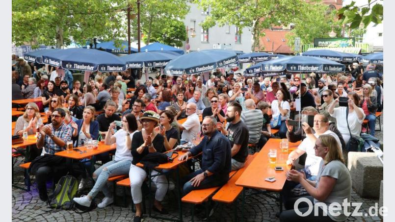 Entspannte Atmosphäre auf dem Adolf-Kolping-Platz. Bild: Gerhard Götz