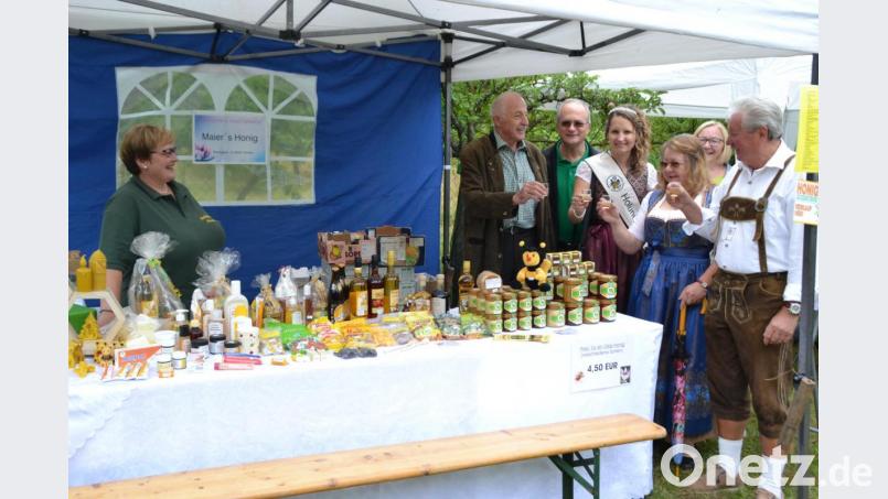 Ein Hoch auf die Bienen und auf den Garten: Stadtrat Josef Gebhardt, OGV- Vorsitzender Klaus Fischer, Holunderkönigin Sandra Neubeck, stv. Bezirksvorsitzende Rosa Prell, Stadtrat Hans Forster. Bild: hcz