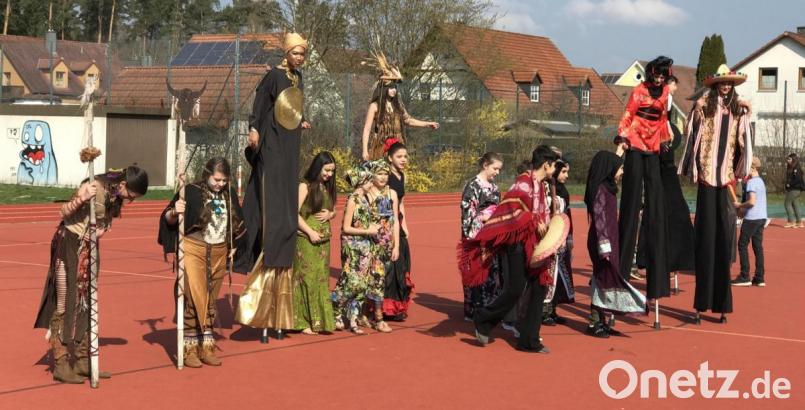 Mit dieser Stelzenperformmance bereichern die Mittelschüler aus Altenstadt die Nürnberger Kulturtage der Schulen. Bild: cr