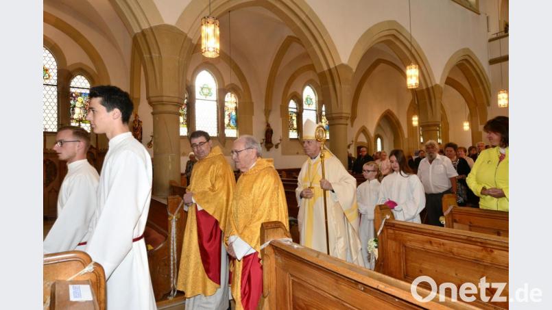Weihbischof Reinhard Pappenberger zieht mit den Pleysteiner Geistlichen Stadtpfarrer Pater Hans Ring (links) und Pater Reinhold Schmitt in die Stadtpfarrkirche St. Sigismund ein, um im Festgottesdienst seine Freude über die Einladung zum Jubiäumsfest des Kulturkreises Pleystein zu bekunden. Bild: bey