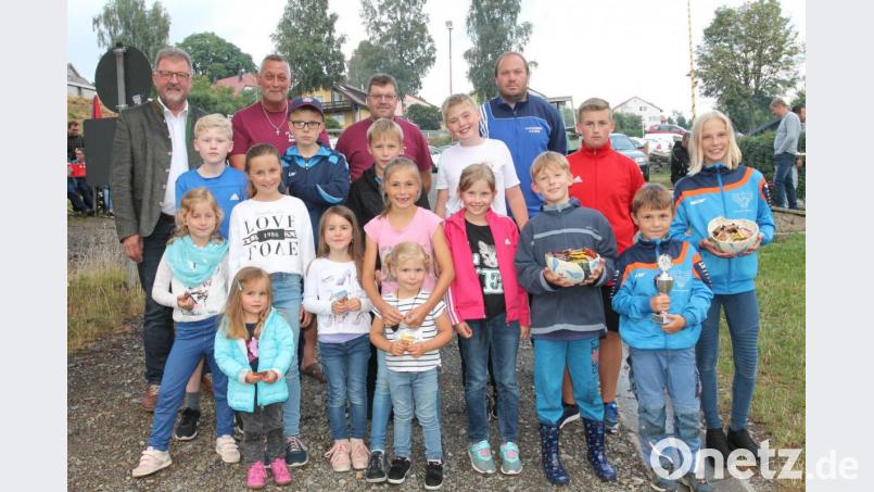 So sehen Sieger aus: Josef Götz (vorne, rechts) präsentiert den von Bürgermeister Johann Maurer und Fanclubchef Peter Meyer (hinten, von links) übergebenen Pokal. Bild: pi