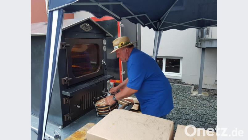 Willi Zeiler bereitet das nächste &quot;Einschießen&quot; der Pizzen vor. Bild: hme