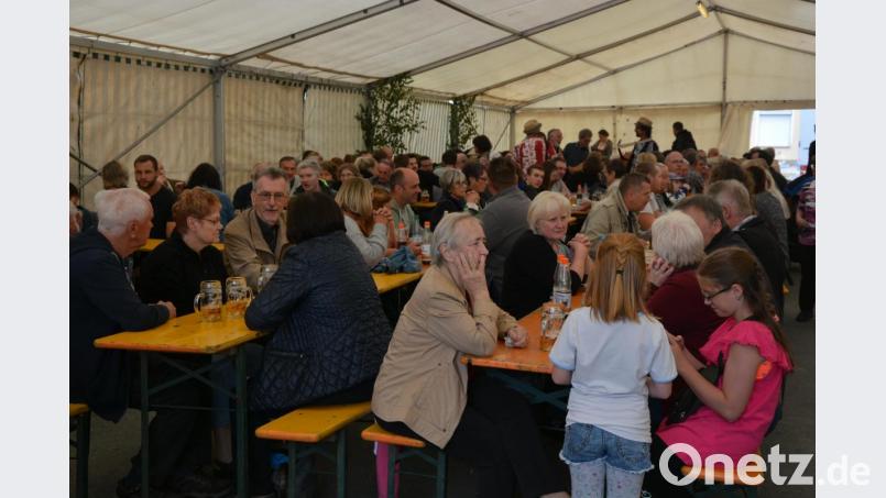 Beim Mittagessen war das Festzelt gut besetzt. Bild: jr