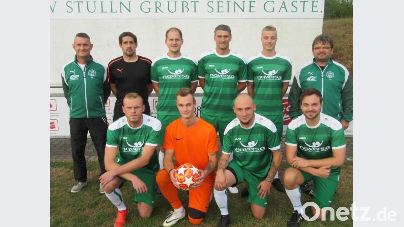 Beim Bezirksliga-Aufsteiger hat sich in der Sommerpause einiges getan. Am Sonntag startet die Mannschaft ins Bezirksliga-Abenteuer. Die Neuzugänge des TSV Stulln: (hinten von links) Der Trainer der zweiten Mannschaft, Rudi Fröhlich, der Trainer der ersten Mannschaft, Christian Zechmann, Sebastian Hartmann (vom SC Altfalter), Wolfgang Hesl (vom 1. FC Kaiserslautern), Tobias Eules (HSV Rottenegg/nähe Ingolstadt) und Abteilungsleiter Jürgen Vetter; (vorne von links) Andreas Pitruski (SC Weinberg), Markus Armer (DJK Weihern), Marco Vetter (DJK Weihern) und Christian Harrer (reaktiviert). Bild: mr