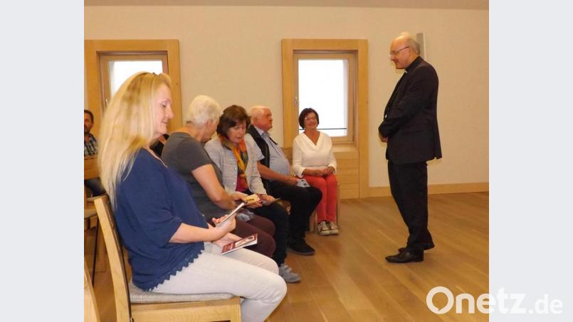 Bischof Rudolf Voderholzer begrüßt persönlich alle Teilnehmer beim Johannistaler Gesprächsabend. Bild: trj