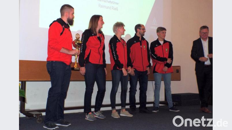 OB Michael Cerny (rechts) ehrte das Luftgewehr-Team der SG Neumühle. Bild: e