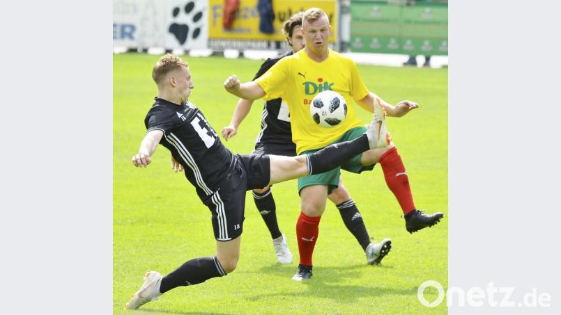 Im Spagatschritt rettet der defensive Ammerthaler Mittelfeldspieler Andre Karzmarczyk (links) vor dem Bamberger Patrick Hoffmann (rechts). Karzmarczyk flog ind er 57. Minute mit gelb-rot vom Platz. Bild: Ziegler