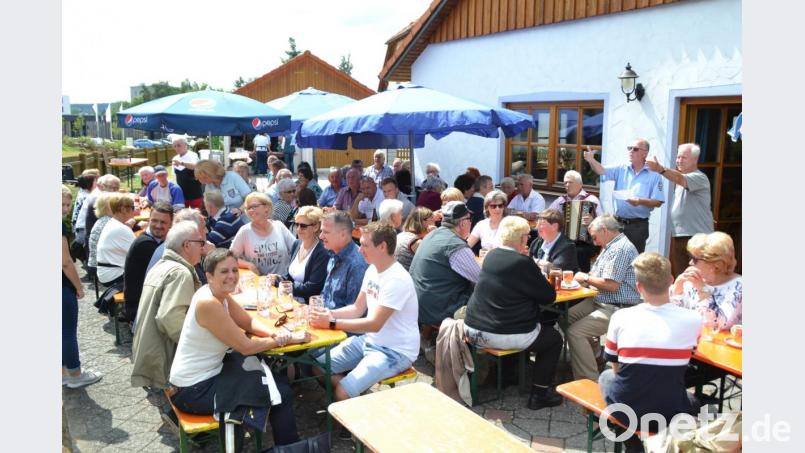 Über guten Besuch und neue Mitglieder freuen sich &quot;Almrausch&quot;-Vorsitzender Wolfgang Gmeiner und &quot;7er&quot;-Chef Peter Ertl (stehend von rechts). Bild: hcz