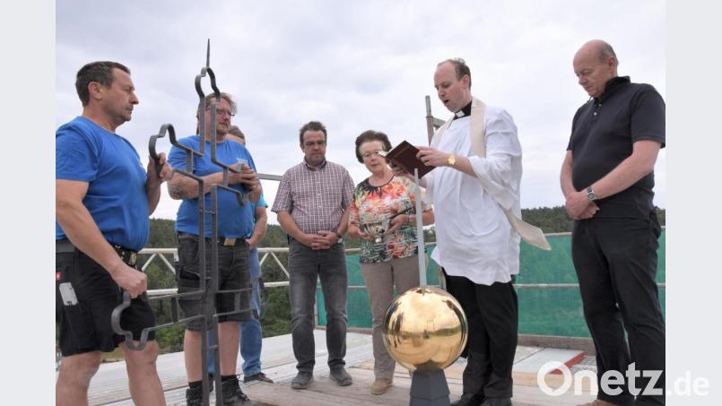 Die kleine vergoldete Kuppel und das Turmkreuz setzte Spenglermeister Alexander Schaller aus Hohenburg an Ort und Stelle. Den kirchlichen Segen dazu sprach Pfarrer Hans Jürgen Zeitler in luftiger Höhe von 28 Metern. Von links: Alexander Schaller, Tim Töpfer, Kirchenpfleger Josef Weigert, Stilla Gradl, Pfarrer Hans Jürgen Zeitler und Architekt Johann Ernst. Bild: bö