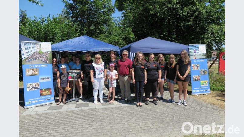 Schulleiter German Helgert (Mitte) dankt den Lehrkräften und den Schülern für ihren Einsatz beim Infostand auf der Seeleite. Bild: jzk