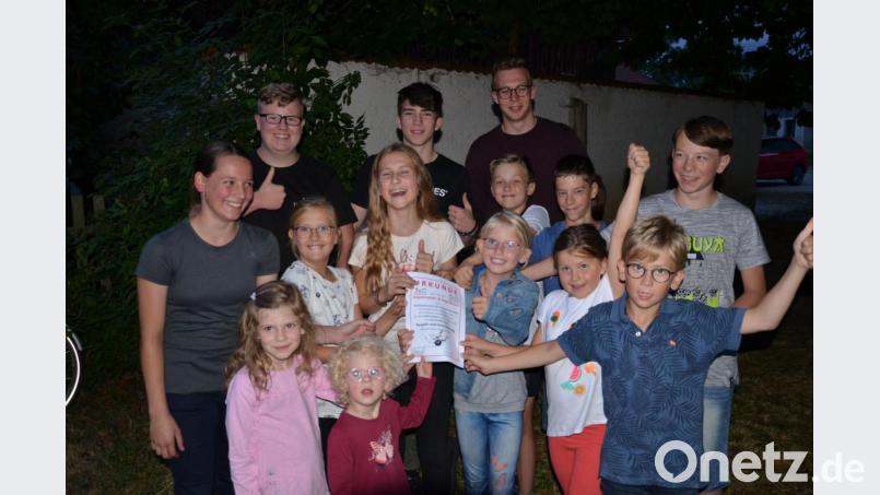 Eine starke Stütze des Kegelturniers sind die Kegelboum und -moidln, die über 23 000 mal die Keile wieder in Position brachten. Zum Dank erhielten die Kinder und Jugendlichen Preise und eine Urkunde. Bild: ga