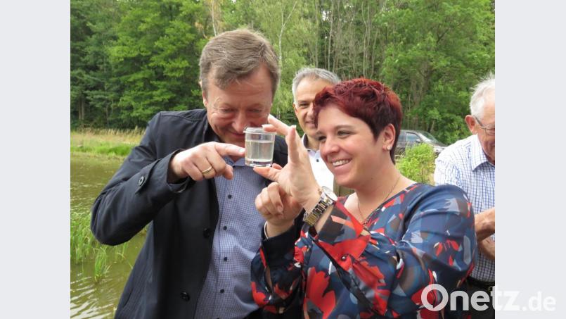 Die Grünen-Abgeordneten Christian Hierneis und Anna Toman schauten sich fasziniert bei einer Ortsbegehung amTeich mit Vertretern der Arge Fisch und der Fischerzeugergenossenschaft die winzige Krapfenbrut im Glas an. Bild: ubb