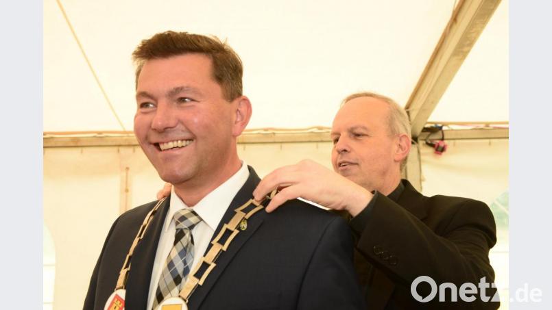 &quot;Ich wollte schon immer einem Bürgermeister an den Kragen&quot;, sagt Weihbischof Reinhard Pappenberger scherzhaft, als er Bürgermeister Rainer Rewitzer beim Anlegen der Amtskette behilflich ist. Bild: bey