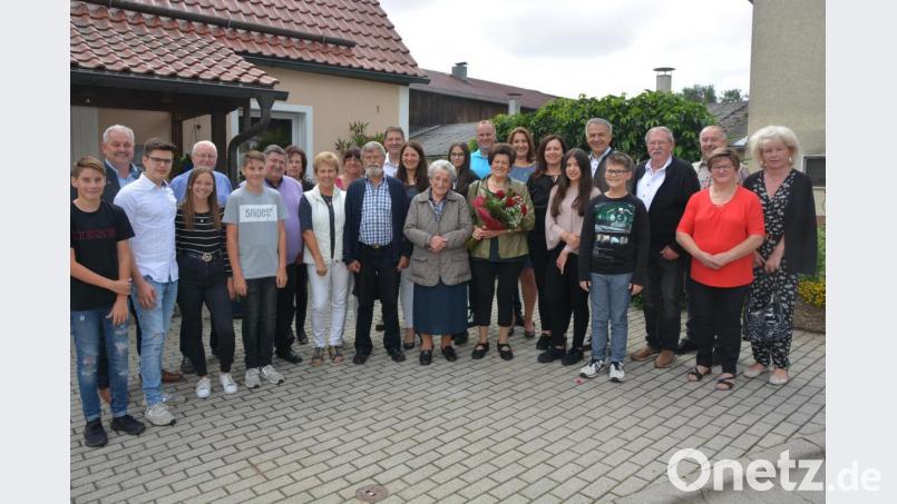 Rosa Grillmeier (vorne, mit Blumen) feierte am Sonntag ihren 75. Geburtstag. Es gratulierten die große Familie sowie Leonbergs Bürgermeister Johann Burger (Zweiter von links). Bild: jr