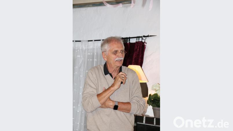 Architekt und Stadtplaner Emil Lehner erklärt den Löschwitzern und Kaibitzern, welchen großen Wert ihre Gegend hat. Bild: rpp