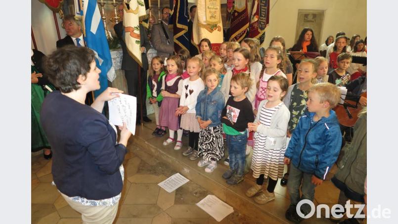 Katharina Lippert (links) leitet den Kinderchor. Ebenso sind die Kolpingband Brückenbauer, der Gospelchor, Posaunenchor Wirbenz, Kemnath und Immenreuth und als Gemeinschaftschor der Kirchenchor, die Liedertafel Kemnath sowie der Sängerbund Immenreuth zu hören. Bild: jzk
