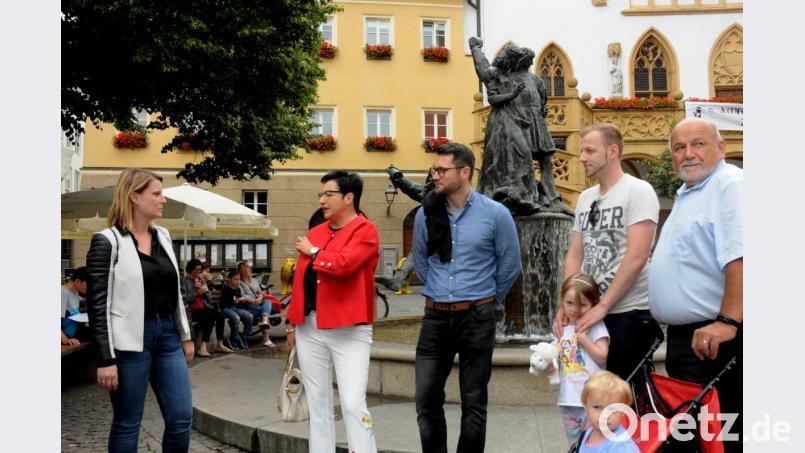 Mit Jasmin Hannich (links), Leiterin des Bauordnungsamtes, diskutierten die SPD-Stadträte Birgit Fruth, Uli Hübner (Mitte) und Martin Seibert (rechts) die Idee, Trinkwassersäulen in der Altstadt aufzustellen. Der Vorschlag kam von Stefan Ostler (Zweiter von rechts), SPD-Stadtratskandidat bei der nächsten Kommunalwahl. Er kennt die Trinkwasserspender aus Italien und Holland. Bild: Stephan Huber