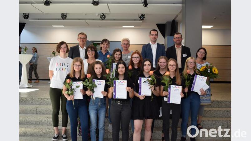 Neun Schülerinnen der Naabtal- Realschule beteiligten sich an der Girls&#039; Day Akademie und erhielten dafür ein Zertifikat. Begleitet wurden sie von Betreuungslehrkräften, der Agentur für Arbeit, den bayerischen Metall- und Elektro-Arbeitgeberverbänden und Firmen aus der Region. Bild: bnr