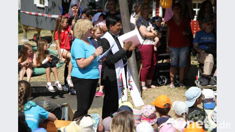 Leiterin Waltraud Kroher und Pfarrer Augustin Lobo applaudieren den jungen Künstlern, den Vorschulkindern, zu ihrem gelungenen Auftritt. Bild: lep
