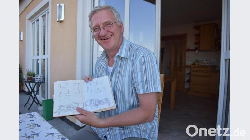 Als Mitglied der Kolpingsfamilie kümmert sich Zweiter Bürgermeister Johannes Reger um Planung und Koordination der Sau am Spieß beim Bürgerfest in Erbendorf. Das „Buch der Schweine“ hilft dabei. Bild: lue