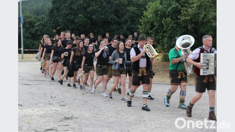 Gut gelaunt und mit Musik voraus: Die Kirwapaare ziehen in das Festzelt ein. Bild: ral