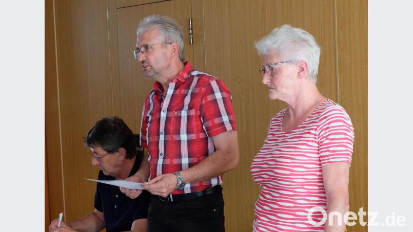 Schweren Herzens bitten Marianne Lehmeier und Gerhard Spitzkopf um die Abstimmung zur Auflösung des Etzenrichter Waldvereins. Bild: wlr
