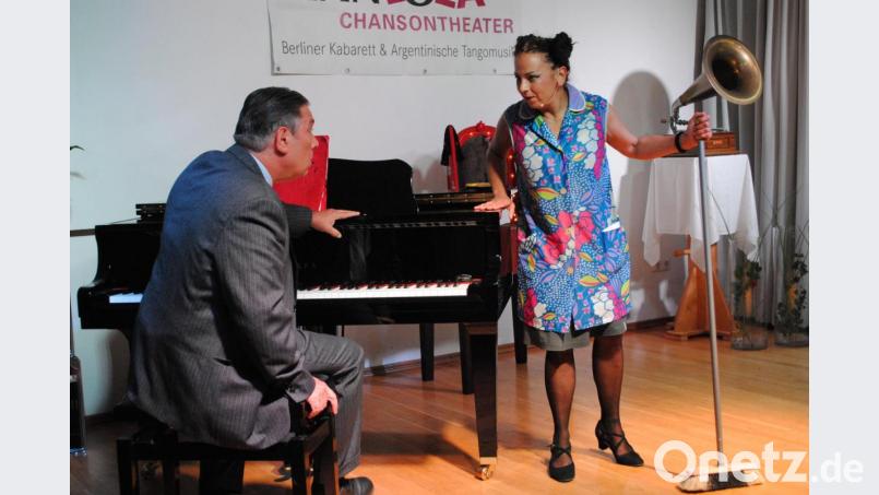 Sie gibt die Frivole und Kesse, er den Grandseigneur. Passt über weite Strecken ganz gut zusammen, was das Duo „PianLola“ auf die Bühne der Kulturscheune Elbart bringt. Bild: Gabriela Glaubitz