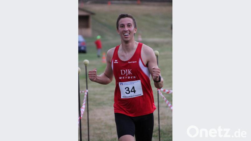 Der Tagesschnellste Swen Arnold (DJK Weiden) lief locker lächelnd durch das Ziel. Bild: kro