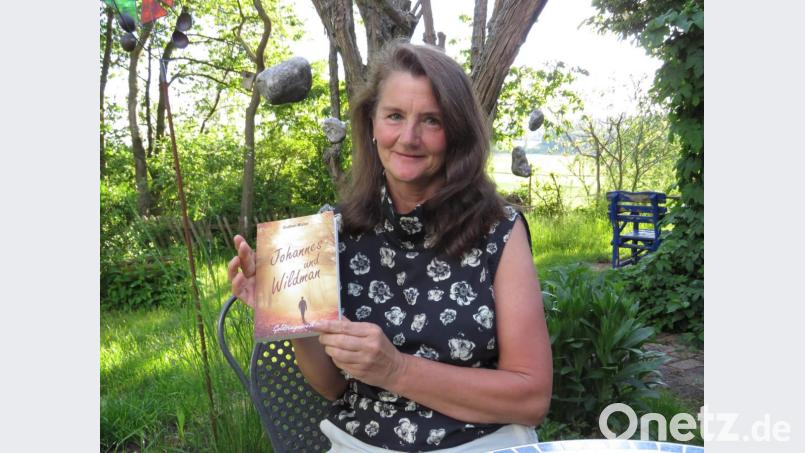 Gudrun Müller zeigt ihr drittes Buch "Johannes und Wildman". Bild: ubb
