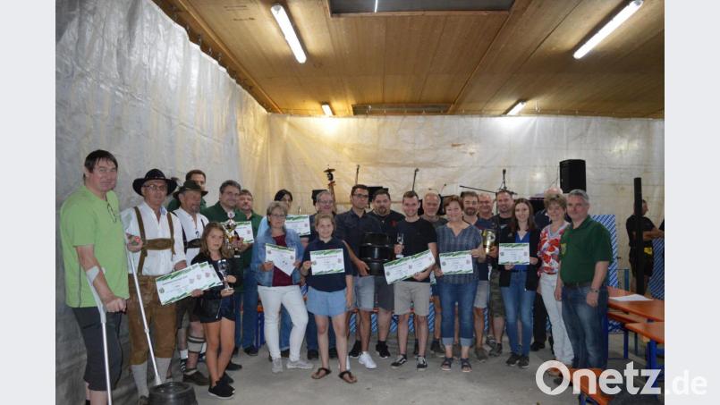 14 Vereine und Gruppierungen haben sich an der Gemeindemeisterschaft beteiligt. Vorsitzender Hans Mösbauer und Bürgermeisterin Sonja Meier (von rechts) nahmen die Preisverleihungen vor. Bild: bej