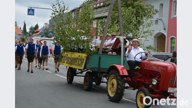 Otto Weiß hatte am Steuer eines historischen Bulldogs Platz genommen, mit dem er den Wagen mit den &quot;alten Burschen&quot; durch die Stadt zog. Bild: jr