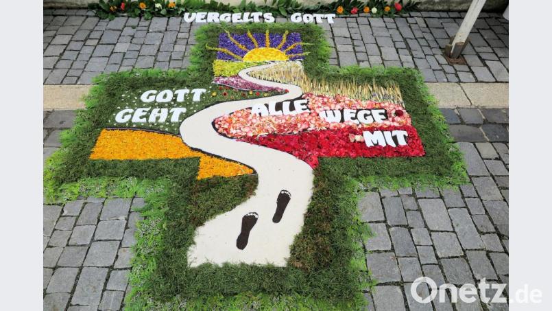 Von allen bewundert wird der Blumenteppich des Katholischen Frauenbundes. Bild: jzk