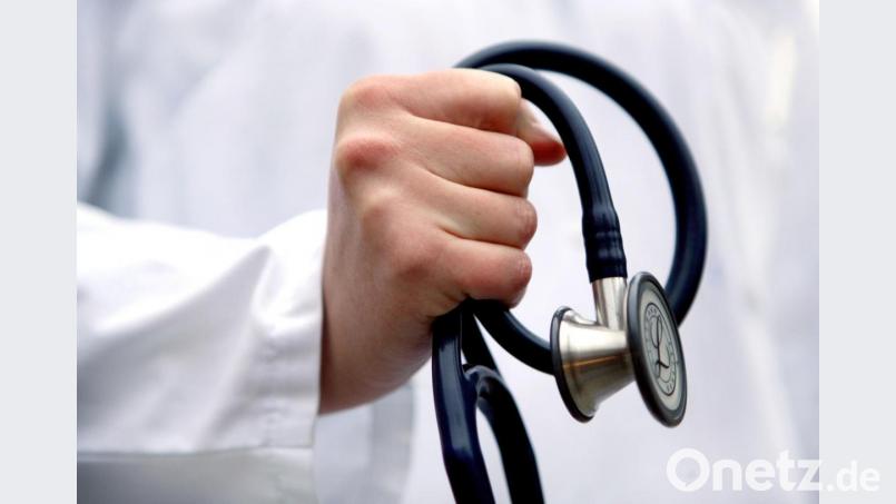 Die ihm vorgeworfenen zahlreichen Vergehen räumt der Angeklagte teilweise ein, beharrt aber: „Ich bin trotzdem Arzt.“ Bild: Bild: Rolf Vennenbernd/dpa