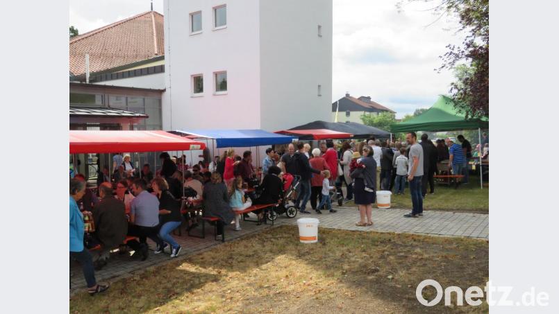 Vor dem Eingang zum Pfarrsaal feierten die Altenstädter Pfarrfest. Bild: adj