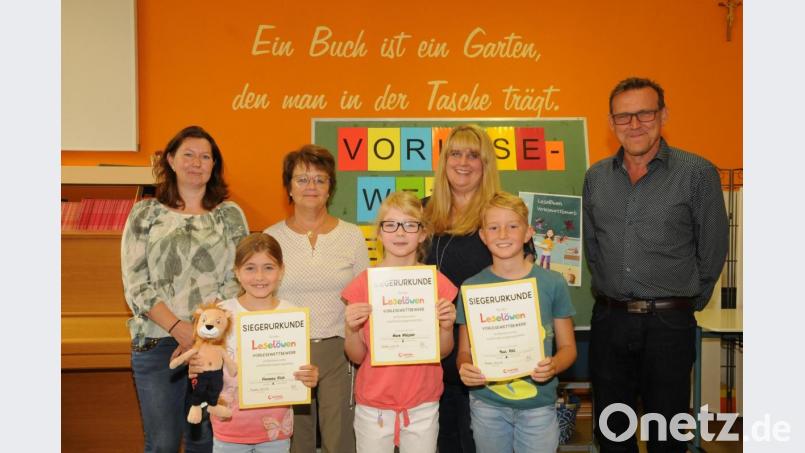Beim Vorlesewettwerb &quot;Seelöwe&quot; gibt es für die Siegerin Vanessa Kick (vordere Reihe links) neben der Urkunde das entsprechende Stofftier. Marie Müllner (vorne Mitte) kommt auf den 2. Platz, Paul Reil setzte sich auf Platz 3. Für die Jury mit Bianca Hartwig, Christa Wildenauer (von links) und Rektor Edgar Hanner (rechts) ist die Bewertung der Vorträge nicht einfach. Fachlehrerin Stefanie Ach (2. von rechts) hatte die Kinder auf den Vorlesewettbewerb vorbereitet. Bild: bey