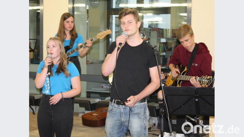 Pauline Mösbauer (10c) und Heinz Dettmann (Q 11) beim Duett von &quot;Shallow&quot;, begleitet von der OGO-Band. Bild: lg