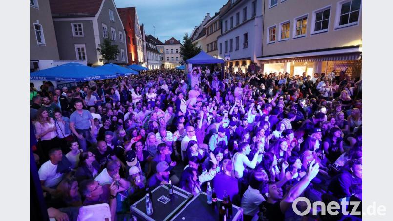 Kein Regen in Sicht, aber Partyvolk, wohin das Auge reicht. Am Roßmarkt gab es keine Wetterbedenken. Dafür einen Auftritt der Funky Blues Rabbits. Bild: Wolfgang Steinbacher