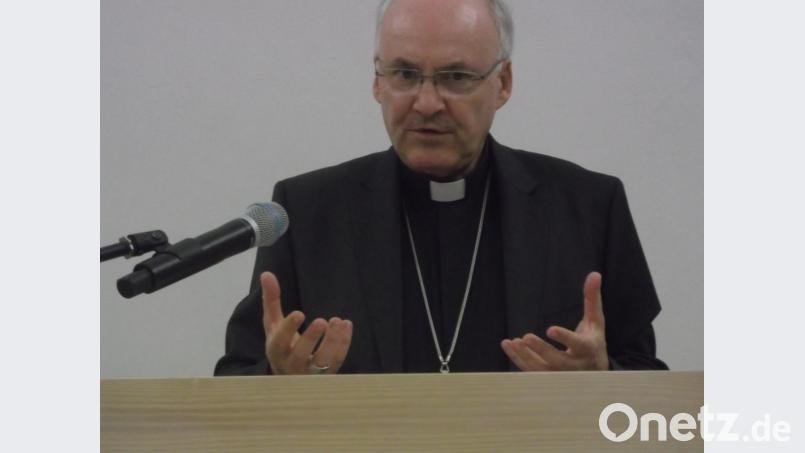 Bischof Rudolf Voderholzer referiert eindrucksvoll über das Leben des Fritz Gerlich, der sich standhaft gegen das NS-Regime gestellt hat. Bild: trj