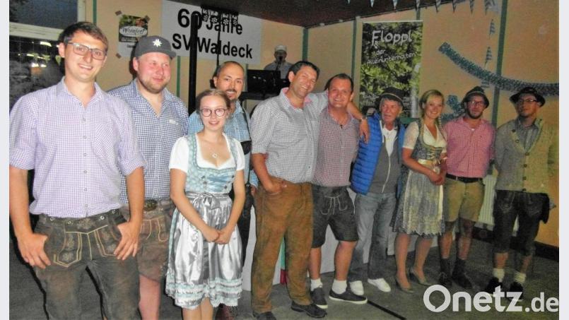 Vor allem die jungen Besucher kommen in Tracht zum Zoiglabend des Sportvereins. Das honorieren die Organisatoren um Benjamin Kuchenreuther (rechts) mit einer kleinen Belohnung. Bild: hl