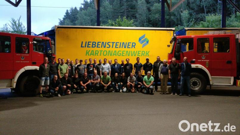 Zahlreiche Aktiver der Feuerwehr Mitterteich informierten sich vor Ort über das Liebensteiner Kartonagenwerk. Bild: exb