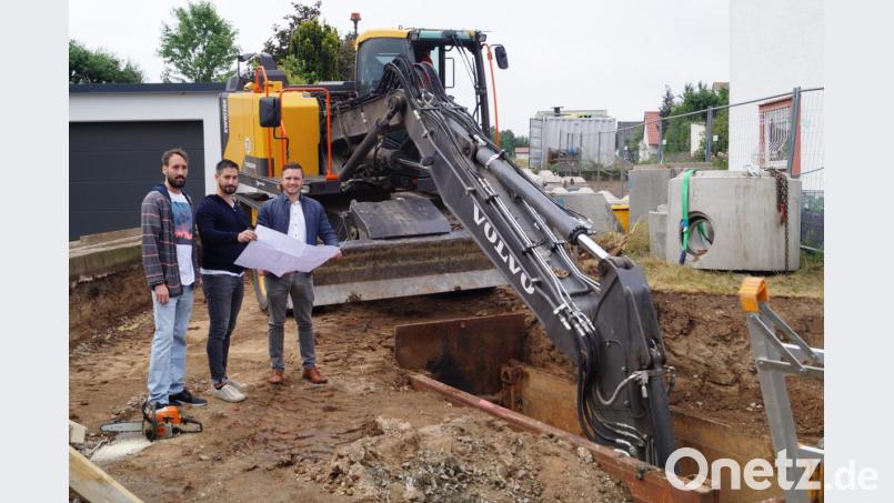 Aufmerksam verfolgen Bürgermeister Ernst Lenk, Vorhabenträger Alexander Robl und Architekt Michael Vogel (von rechts) die derzeitigen Kanalanschlussarbeiten für das neue Baugebiet „Bachstraße I“. Bild: du
