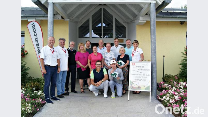 Die Gewinner der Netto-Klassen und der Sonderwertungen zusammen mit Bernd Fürbringer und Jürgen Stowasser (von links) sowie Marion Stowasser-Fürbringer (rechts). Bild: exb