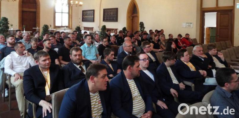 Viele Besucher und Gäste waren zum Ehrenabend in den Rathaussaal gekommen. Ganz vorne sind die Lebenshilfe-Basketballer zu sehen. Bild: e