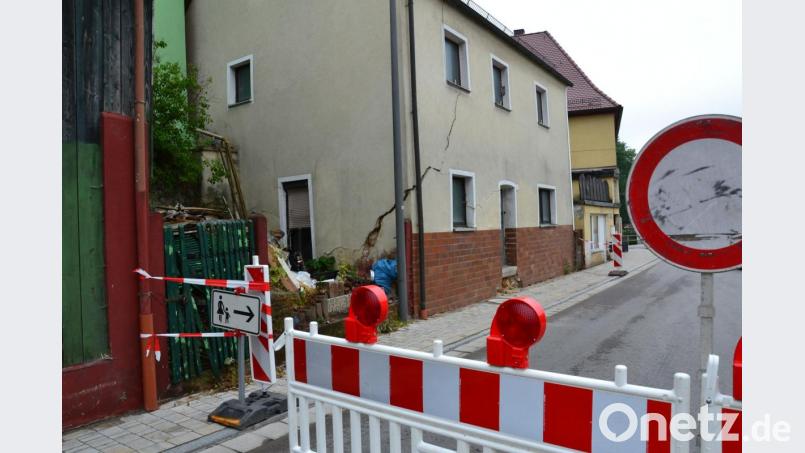 Weder für Fahrzeuge noch für Fußgänger wird es vorerst an dieser Stelle der Auerbacher Straße ein Durchkommen geben. Der Grund sind die Gefahren, die durch das möglicherweise einsturzgefährdete Haus mit einem großen Riss in der Fassade entstehen. Bild: ll