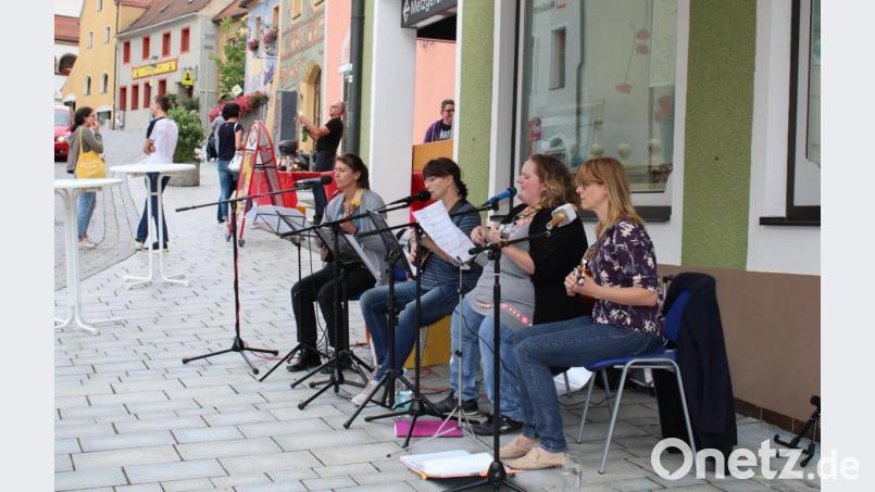 In der Altstadt wurde mit Ukulelen für gute Stimmung gesorgt. Bild: kar
