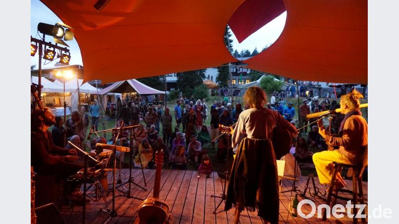 Mit der Szene warm werden, das ging gut bei der Eröffnungsmusik auf der Hauptbühne mit &quot;Ashim &amp; Friends&quot;, zu denen sich auch Organisator David Mages (rechts) an der Gitarre gesellte Bild: eib