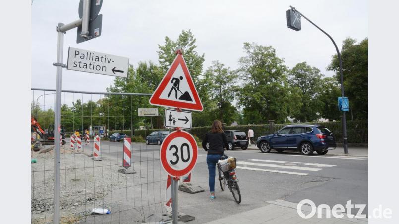 Der Fußgängerüberweg vom Klinikum Richtung Stadtfriedhof und umgekehrt ist zwar außer Betrieb, wird aber dennoch genutzt. Bis September soll er als Querungshilfe neu entstehen. Bis Anfang September sind alle Baumaßnahmen beendet. Bild: Gabi Schönberger