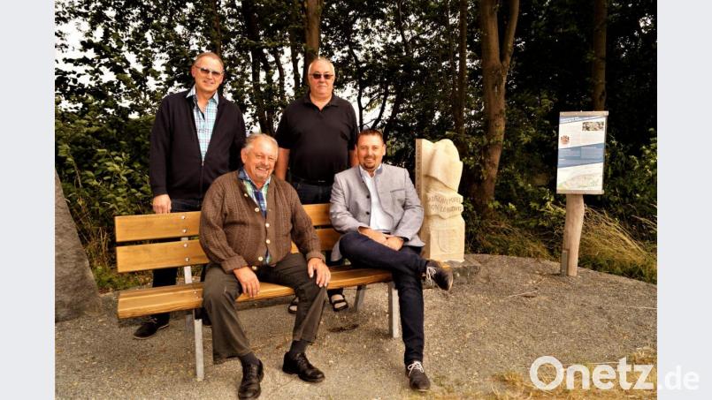 Die Gemeinderäte Otto Müller und Bernhard Weiß (stehend,) Sebastian Scharnagl und Bürgermeister Markus Ludwig (von links) beim Probesitzen auf der neuen Bank. Bild: arw