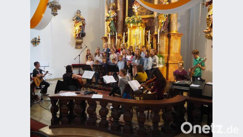 Derzeitige und ehemalige Chormitglieder bedanken sich mit einem gemeinsamen Lied. Bild: stn