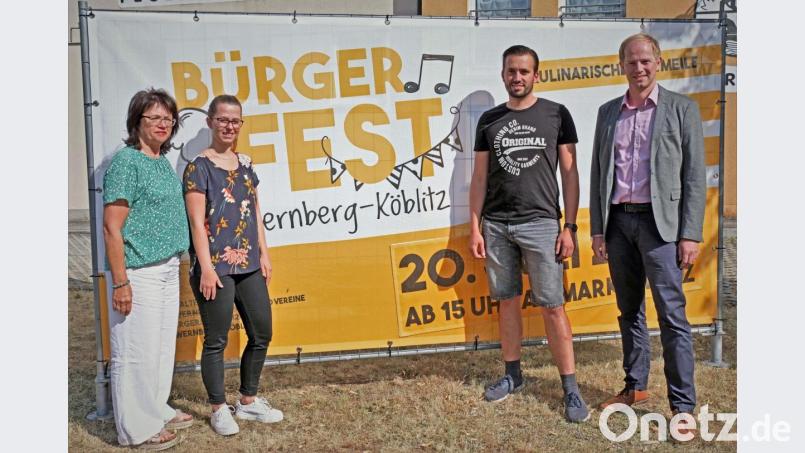 Maria Schlögl, Nicole Wiederer, Thomas Käsbauer und Bürgermeister Konrad Kiener (von links) vor dem neuen großen Bürgerfest-Transparent: Es kann wiederverwendet werden und wurde in Zusammenarbeit von Nicole Wiederer und Sarah Segerer entwickelt. Bild: twi